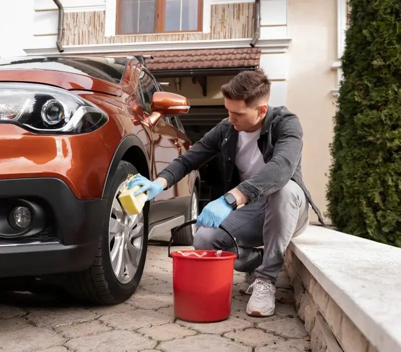 Lavage auto à domicile Auzeville-Tolosane : professionnel intervenant sur un véhicule